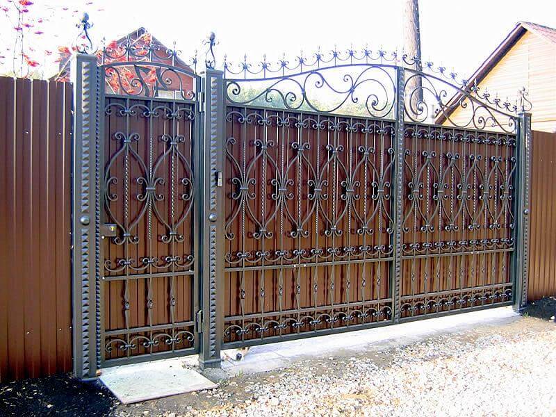 Распашные кованые ворота с калиткой